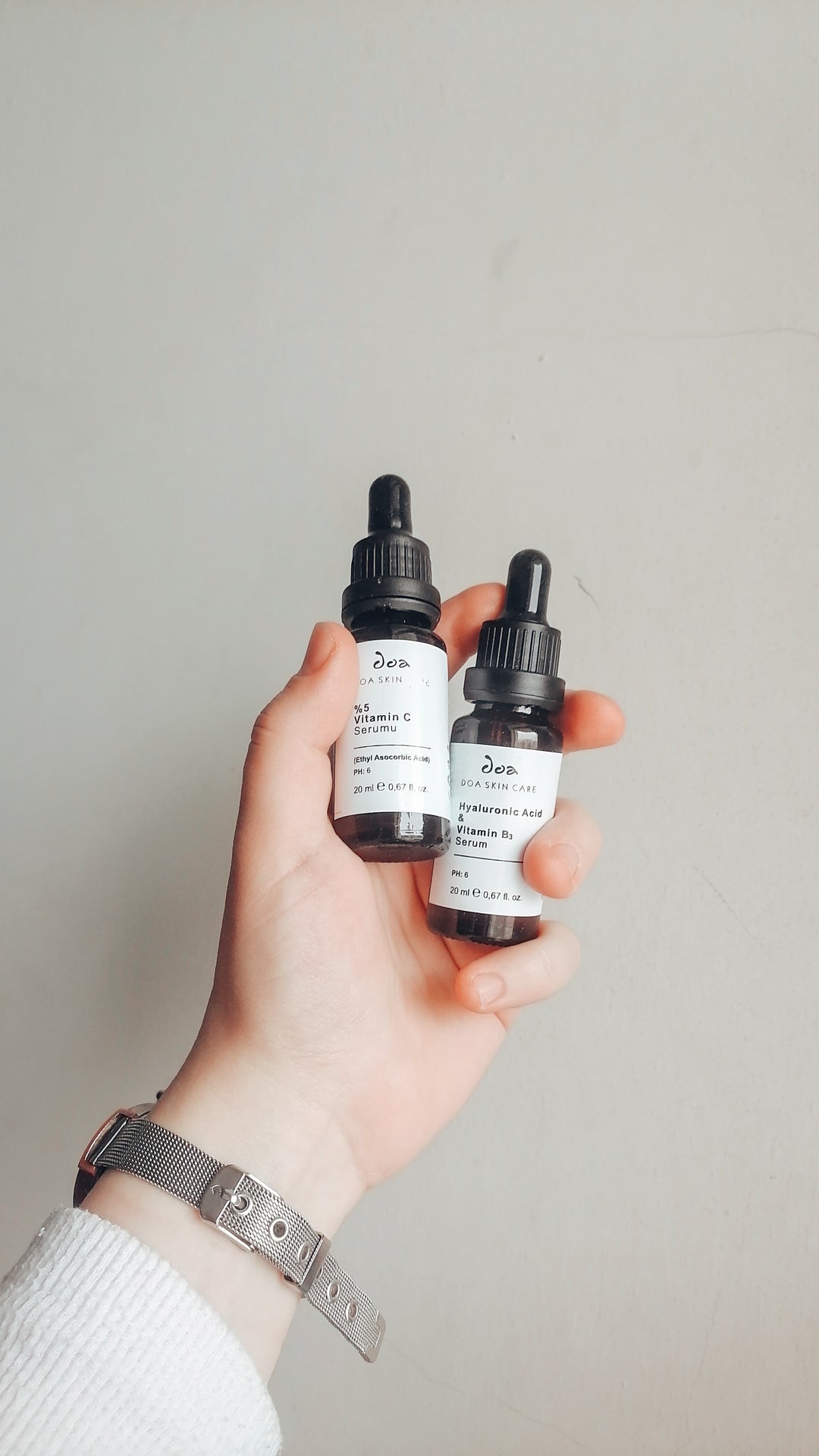 How does topical vitamin C benefit skin?